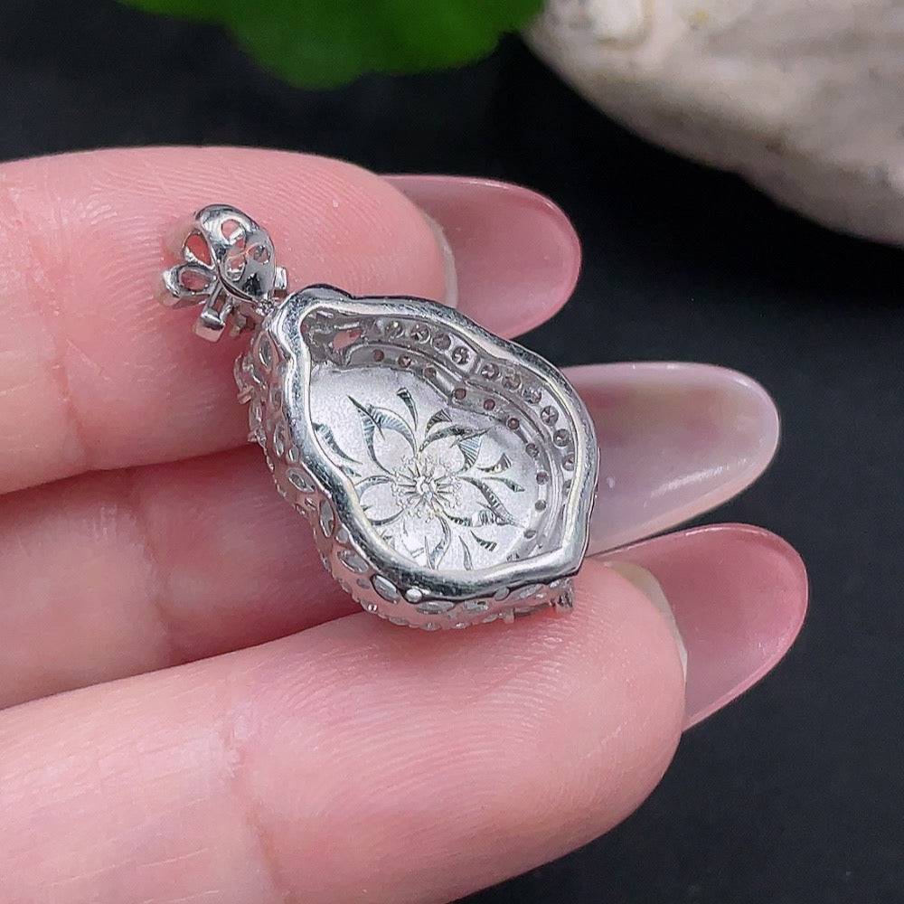 Jadeite gourd pendant with 18k gold and diamond inlays, featuring round diamonds on sides, weighing approximately 4.07g.