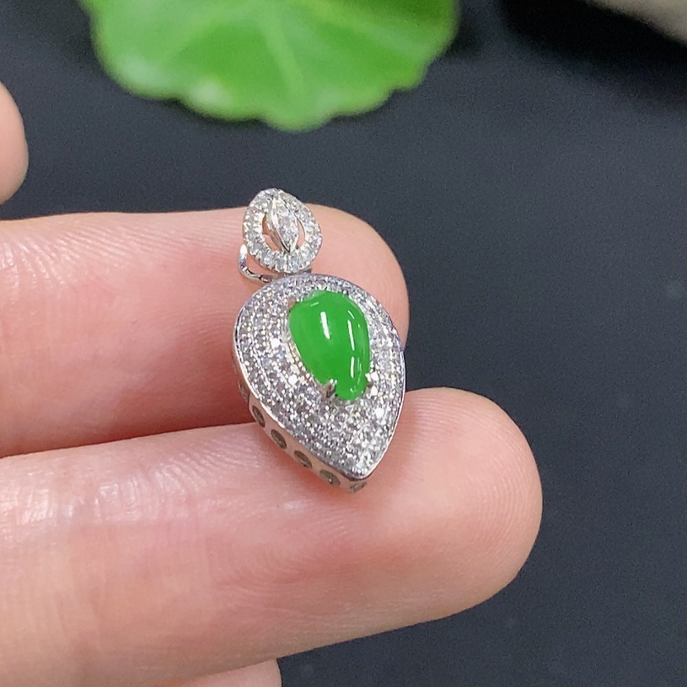 Jadeite inlaid pendant with 18k gold and diamond accents, featuring a delicate necklace design by HKHQ.