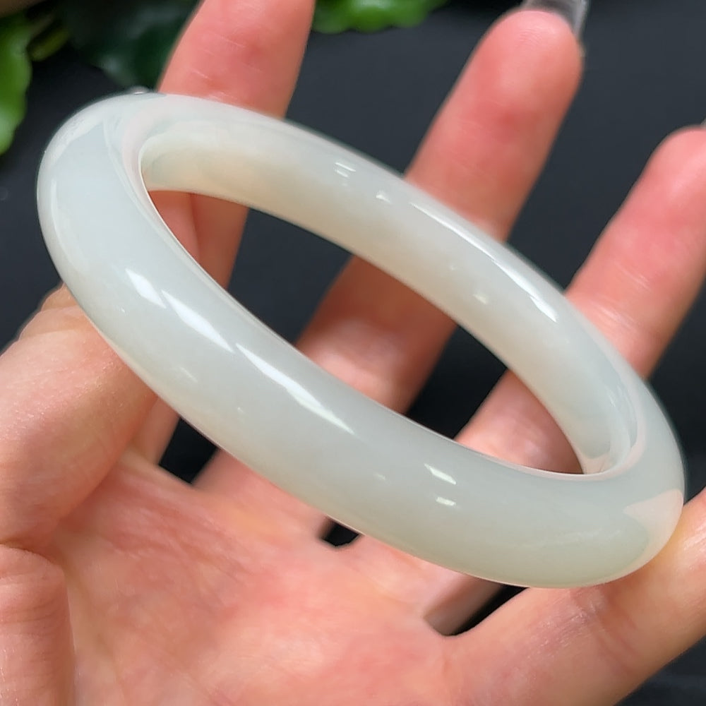 Round Hetian jade bracelet with a 58.9mm diameter and 54.15g weight, crafted by HKHQ, showcasing smooth, polished jade beads.