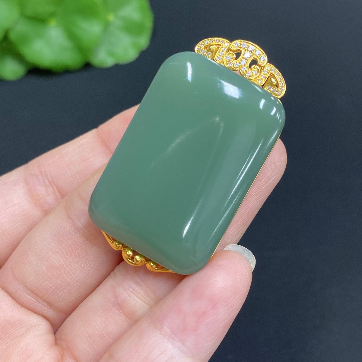 Hetian jade jasper pendant with 18k gold setting, plain design, weighs approximately 18g, non-diamond jewelry piece by HUILIU HQ.