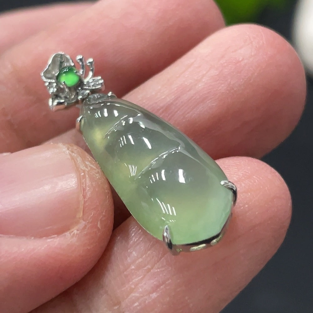 Jadeite Blessing Bean Pendant with 18K Gold and Diamond Accents, Total Weight Approx. 2g