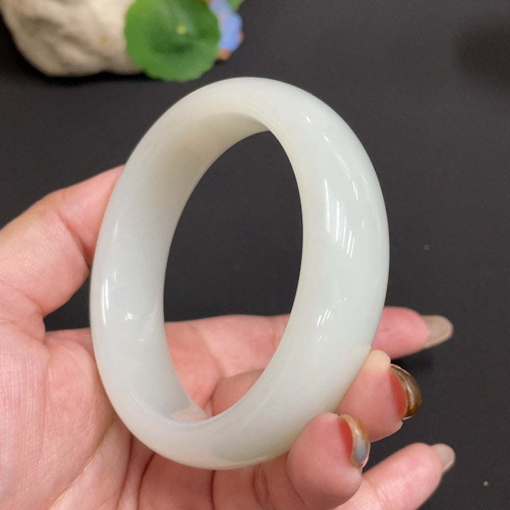 Hetian jade round bracelet by HUILIU HQ with 60.9mm diameter and 90.5g weight, showcasing smooth, polished green jade beads.