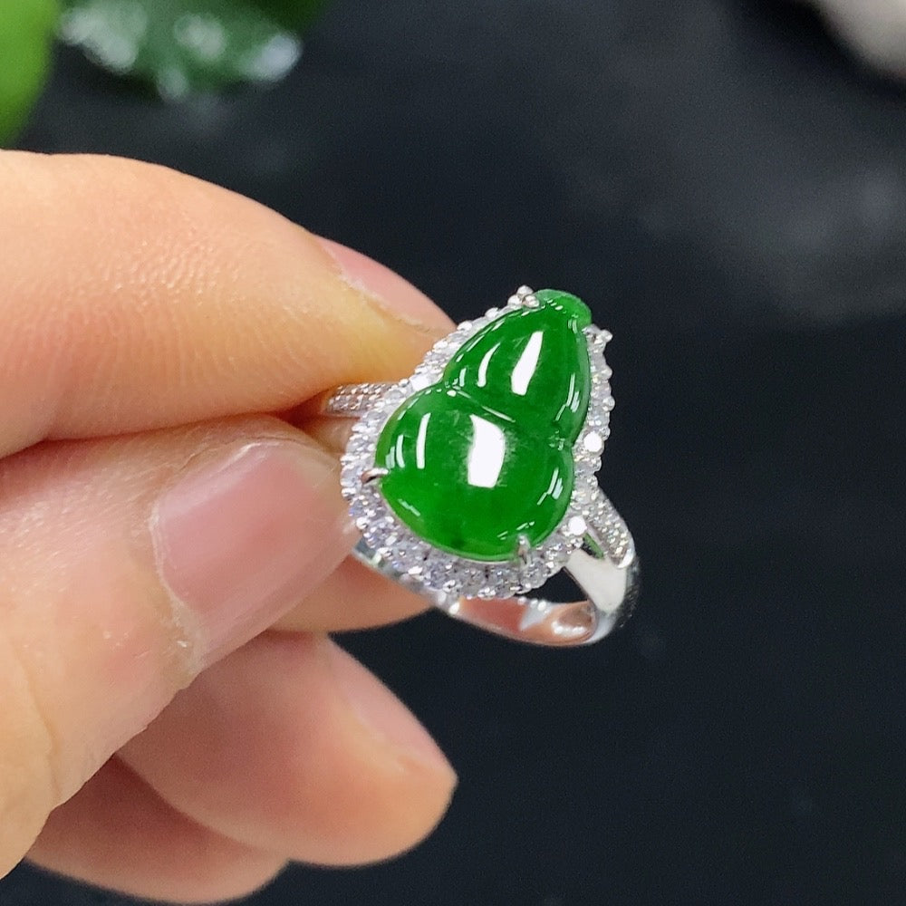 Jadeite Gourd Inlaid Ring (18K Gold)