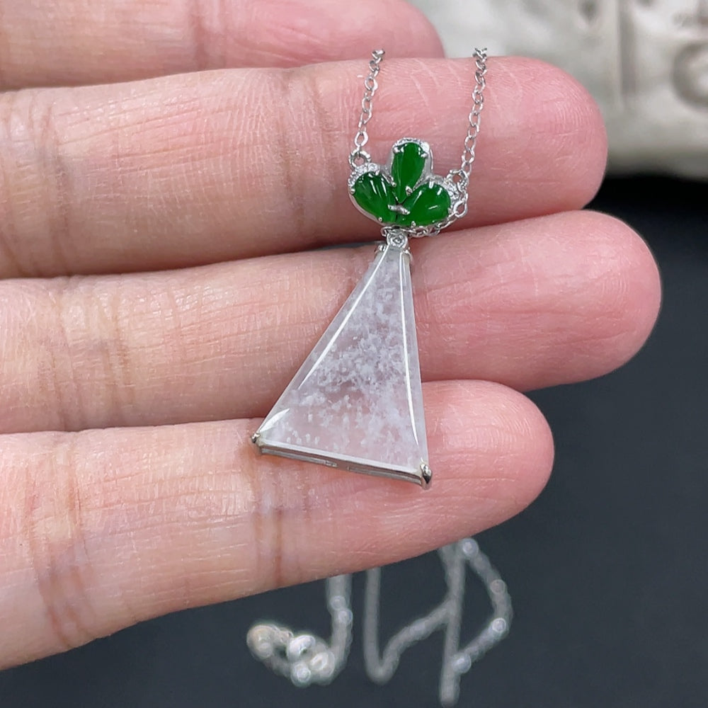Colgante liso de jadeíta con oro 18K y acentos de diamante, peso total aprox. 2.37g