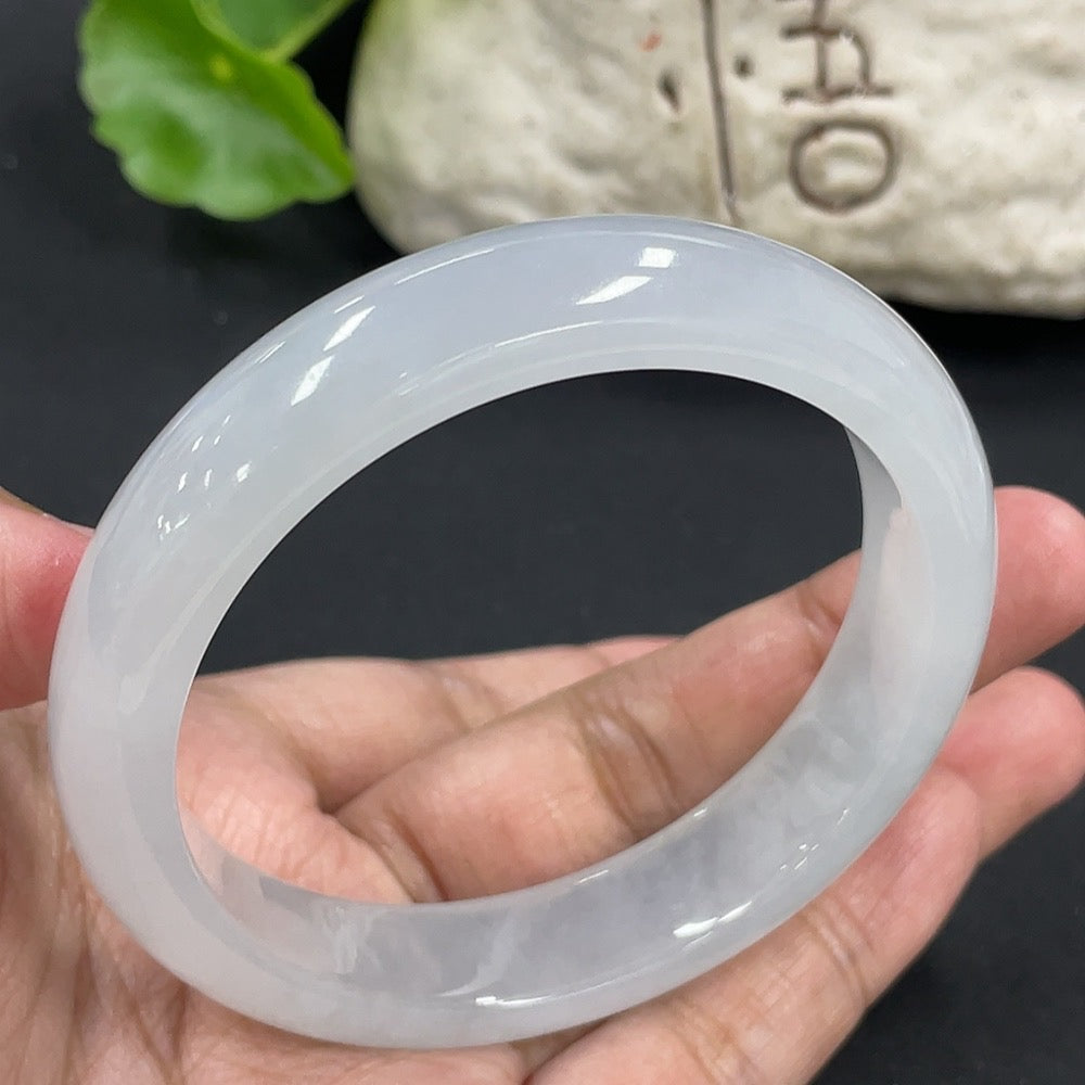 HKHQ jadeite round bangle, size 57.5mm, smooth green bracelet with polished finish, weighs approximately 58.27g.