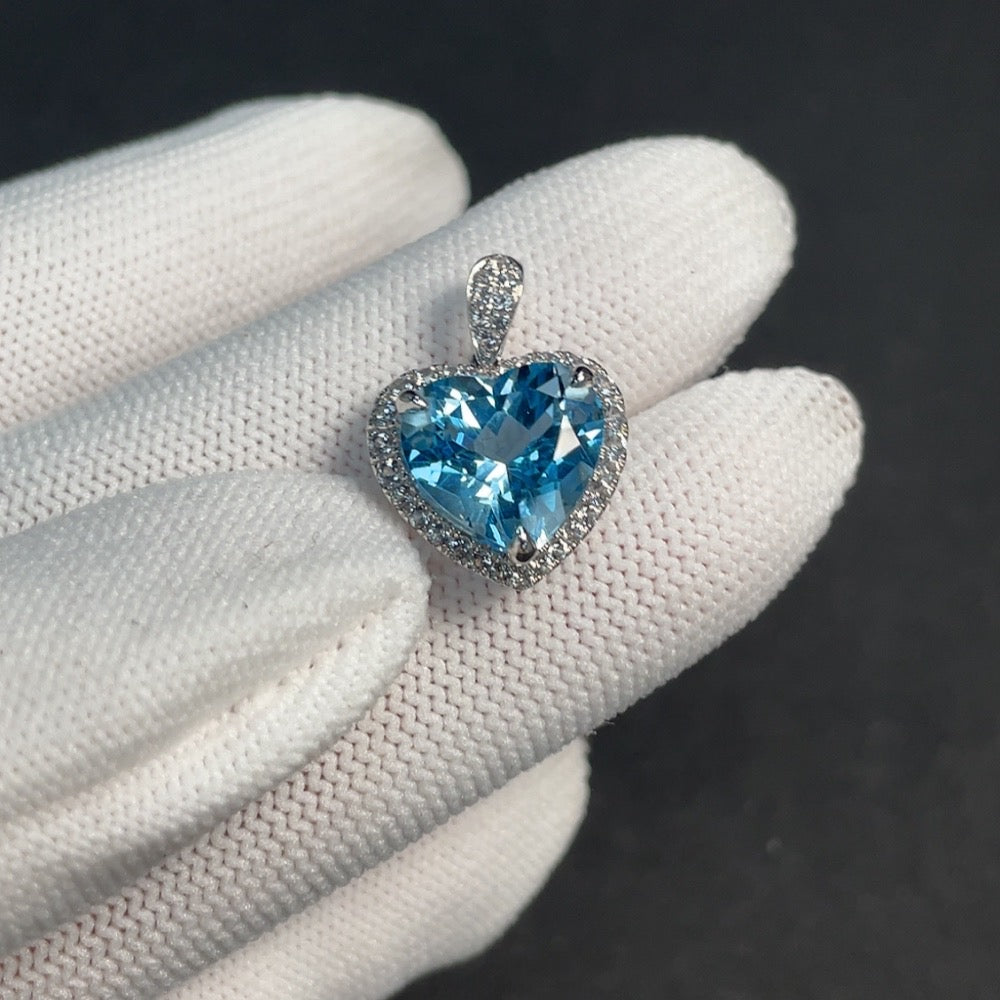 Elegant Topaz pendant in 18K gold with gemstone, weighing approximately 3.3 grams, featuring a non-diamond colorful gemstone design.