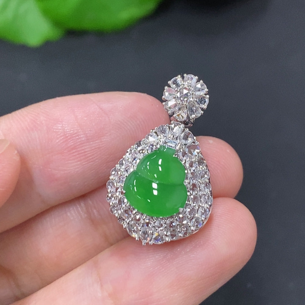 Jadeite Gourd Inlaid Pendant 18K Gold (With Diamond Accents)