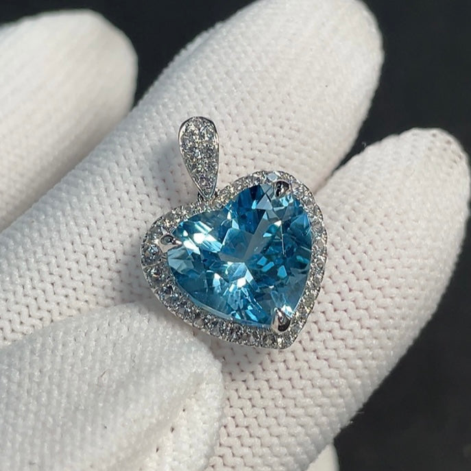 18K gold Topaz pendant with gemstone, non-diamond, undetermined color origin, weighing approximately 3.3g