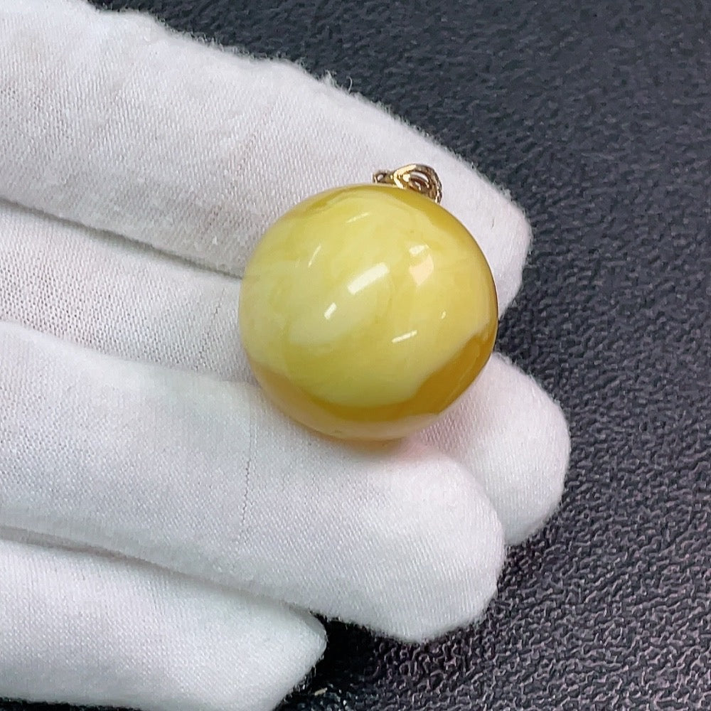 18K Amber Pendant, Total Weight Approx. 8.36g, Size About 24.1mm