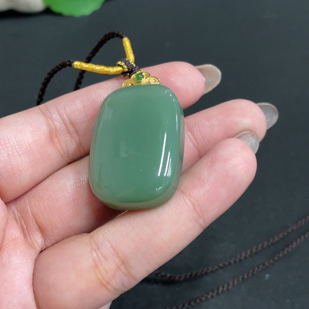 Huiliu HQ Hetian Jade pendant with plain design, 71% jade content, including rope, showcasing smooth, polished surface and craftsmanship.