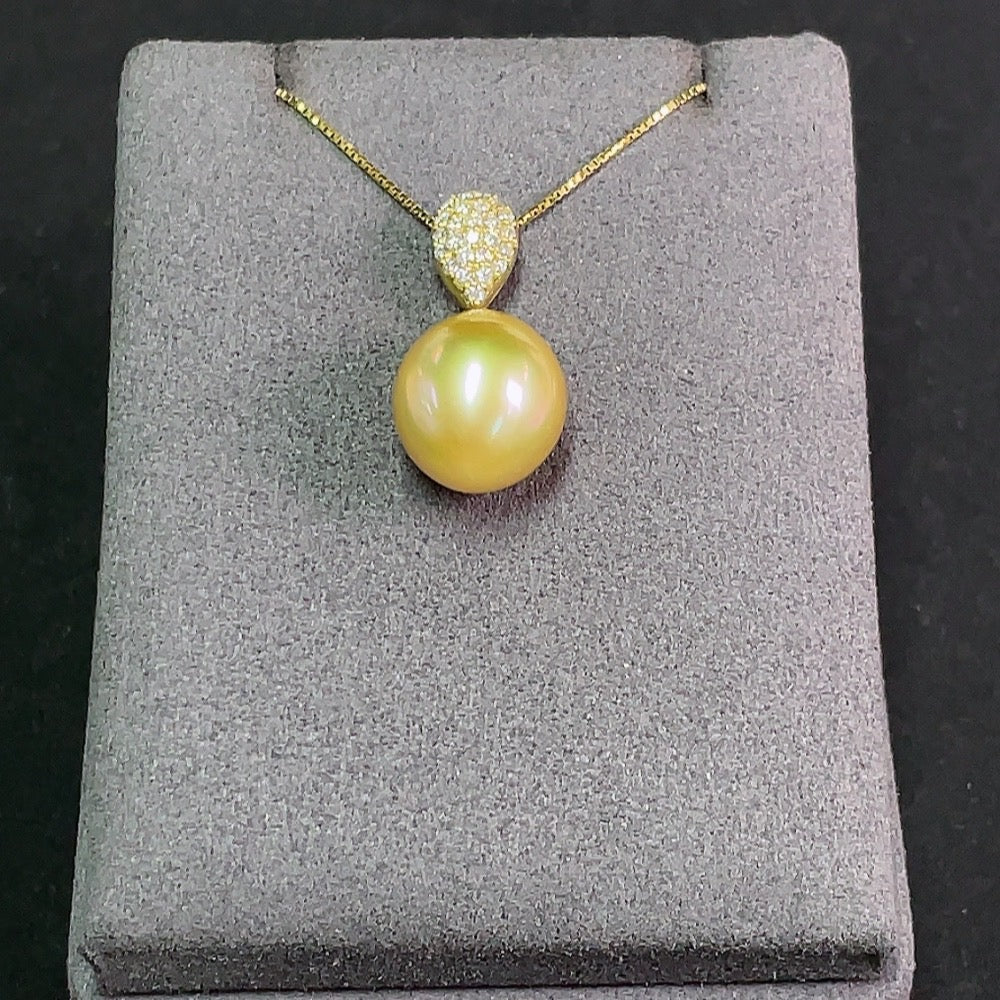 Saltwater pearl pendant necklace with 18K gold and diamond accents, featuring a elegant pearl centerpiece and delicate chain.