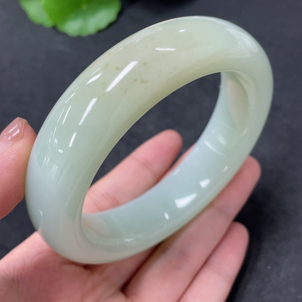 HKHQ Hetian Jade round bracelet, size 63.1, with a total weight of 108.5g, showcasing smooth, polished jade beads.