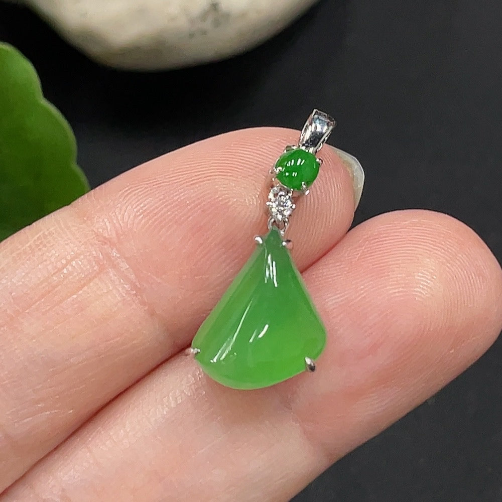 Jadeite Pendant with 18K Gold Setting, Total Weight Approx. 1.8g