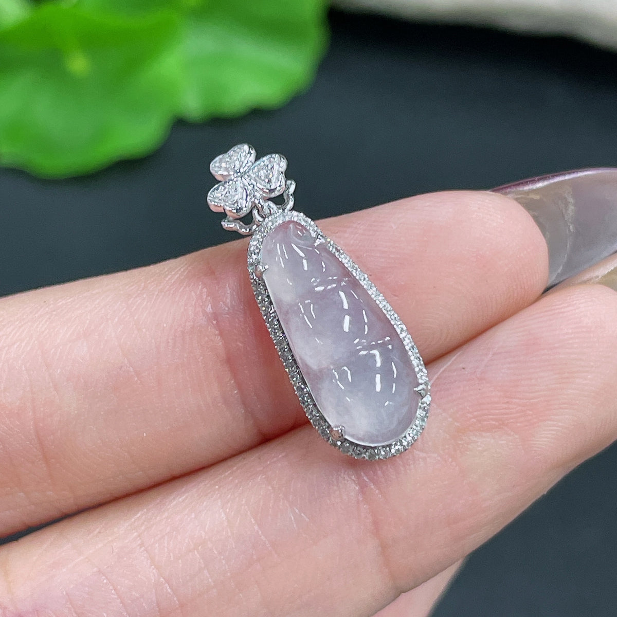Jadeite pendant in bean shape with 18k gold inlay and diamond accents, weight approximately 1.4g, showcasing elegant craftsmanship.
