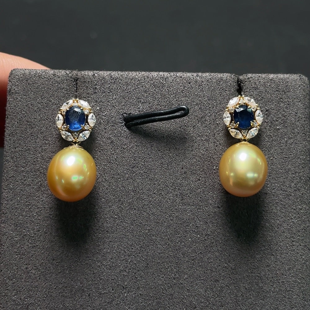 Seawater pearl earrings with sapphire, 18k gold, non-diamond, color origin undetermined, total weight approximately 3.75g, size about 9.1mm