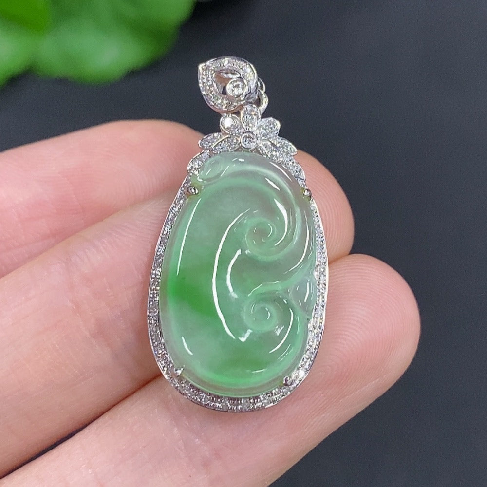 Colgante Ruyi de jadeíta oro 18k, peso total aprox. 2.8g con acentos de diamantes