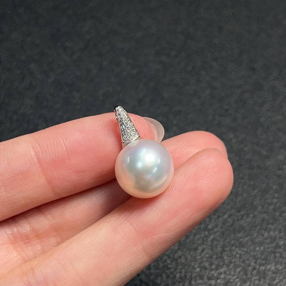 Seawater pearl pendant with 18K gold setting, 11.7mm pearl, non-diamond, weight approx. 3g, from HUILIU HQ.