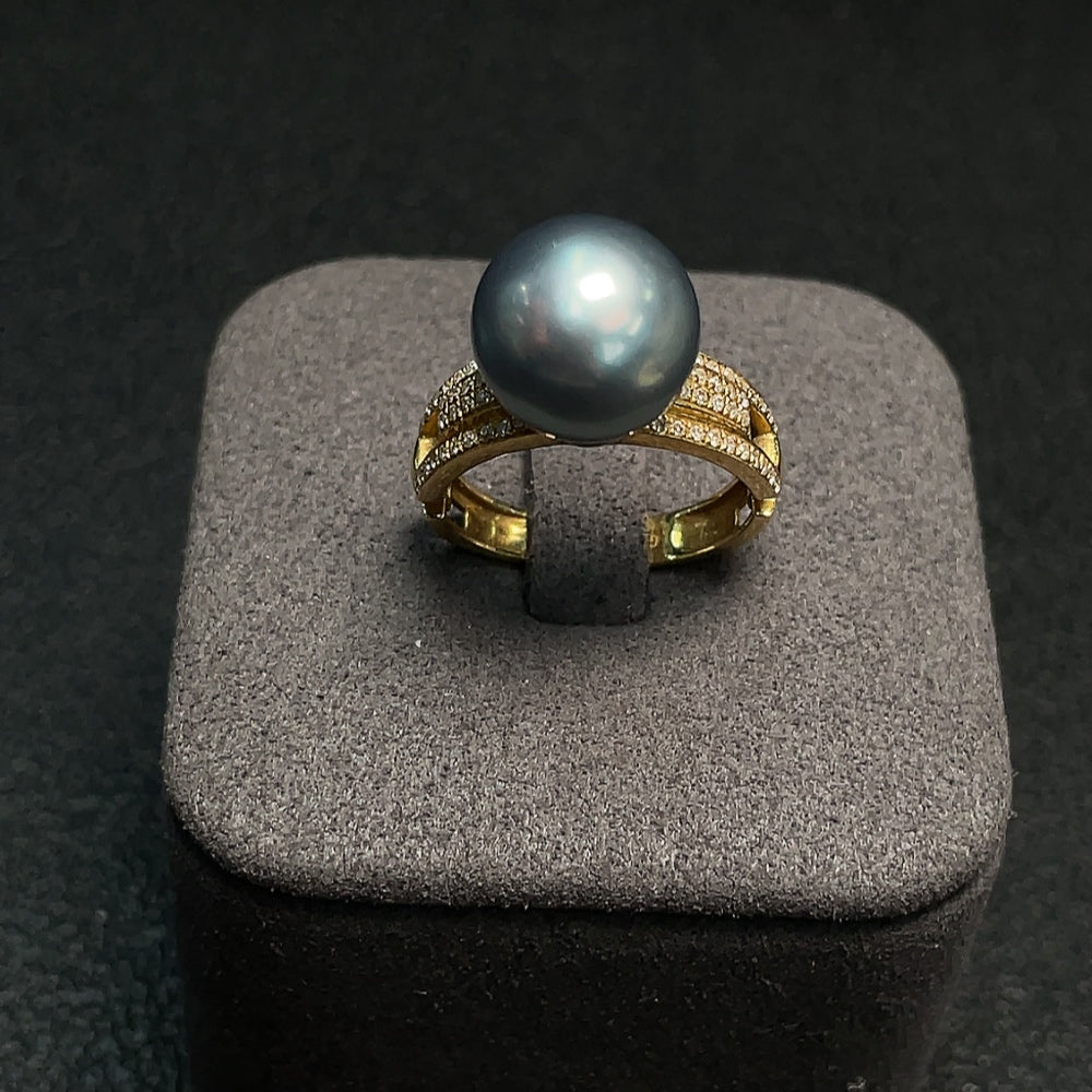 18K gold sea water pearl ring, color origin undetermined, set with diamonds, size 13, total weight approx. 5.50g, pearl approx. 11.1mm