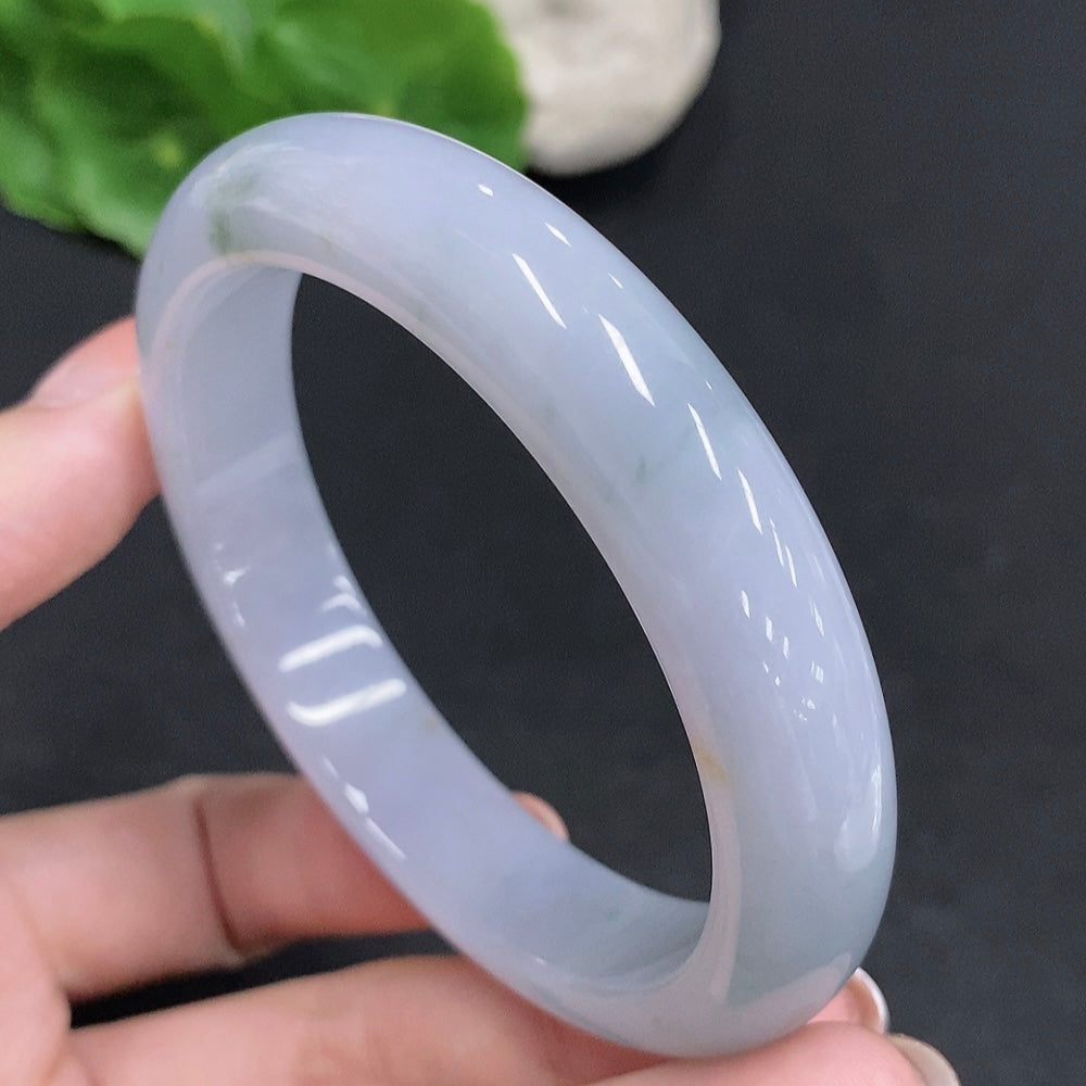 Brazalete redondo de jadeíta, peso total aproximadamente 57g, talla 57.5