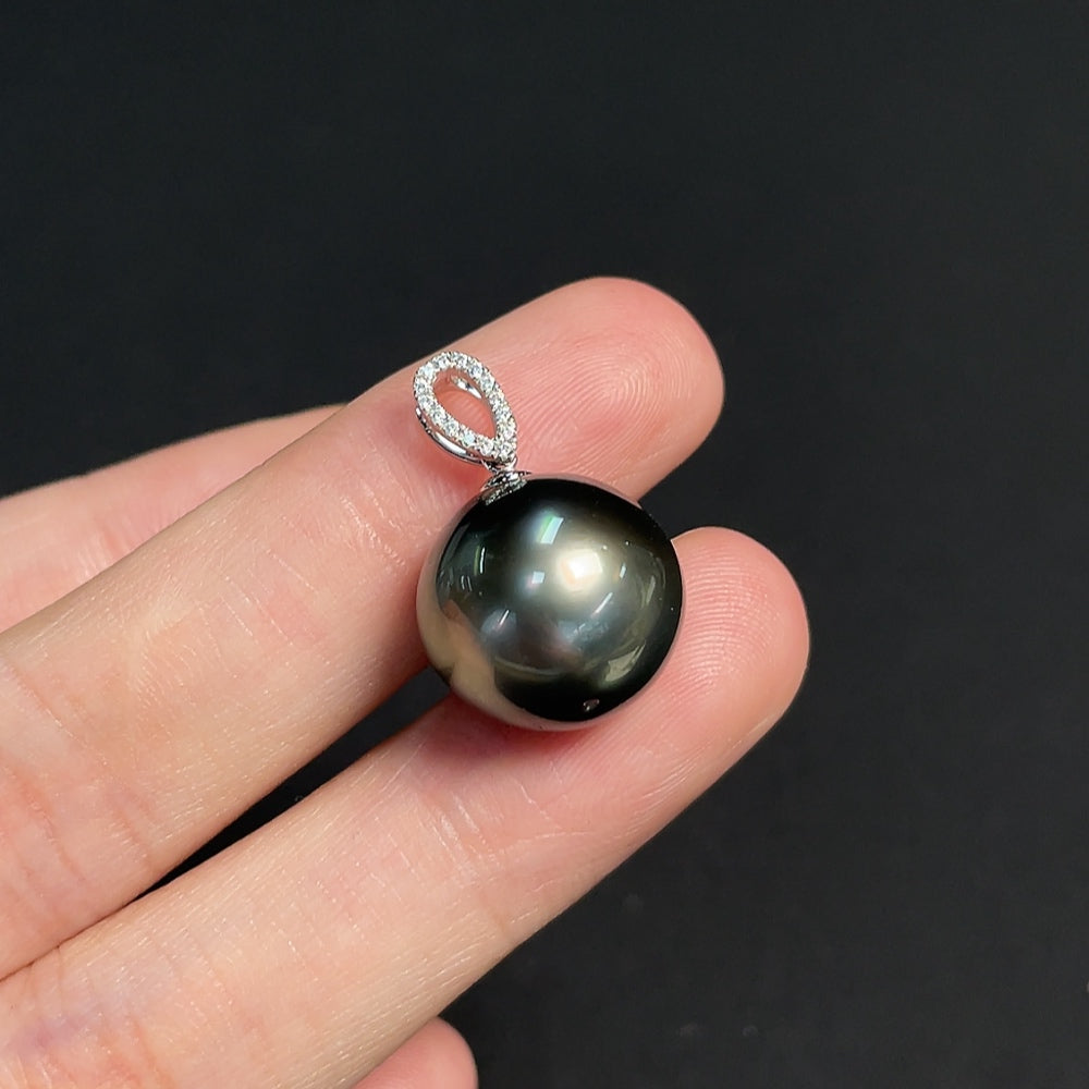 HUILIU HQ 18K saltwater pearl pendant with 13.8mm pearl, elegant jewelry piece, weighing approximately 4.38g, showcasing a smooth pearl.