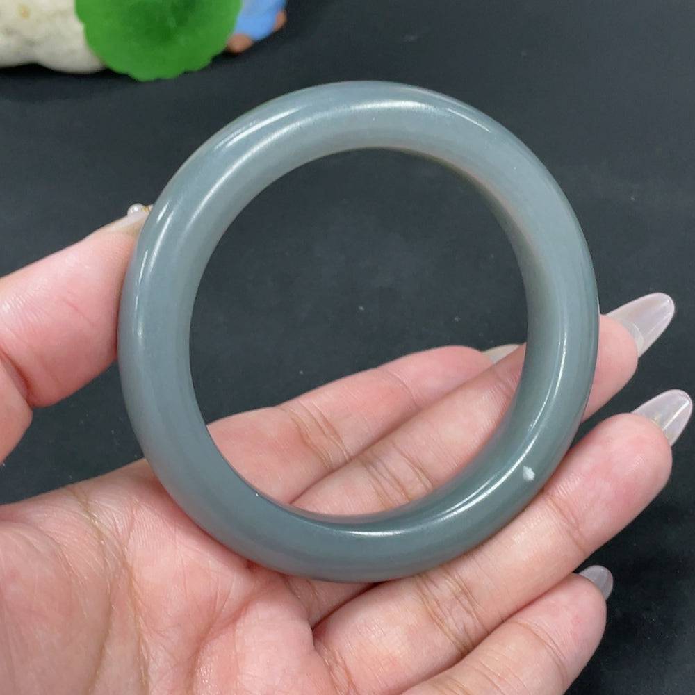 Huiliu certified Hetian jade round bracelet with smooth, polished jade beads, showcasing elegant craftsmanship.