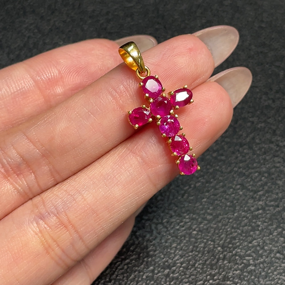 Gold content ruby pendant with a 3.8x3.1mm gemstone, weighing approximately 2.83 grams, featuring a no imprint design.