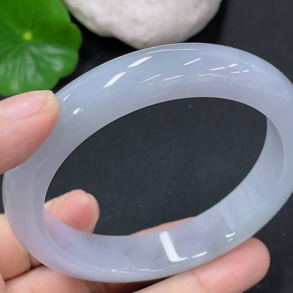 Huiliu Certified Jadeite round bangle showcasing smooth, polished green jade with a glossy finish.