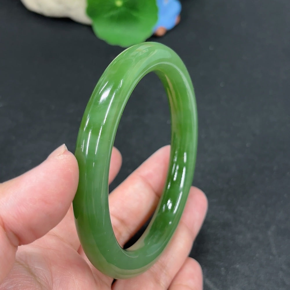 HKHQ Hetian Jade round bangle in size 60, featuring smooth craftsmanship and a polished finish, weighing 53.1 grams.