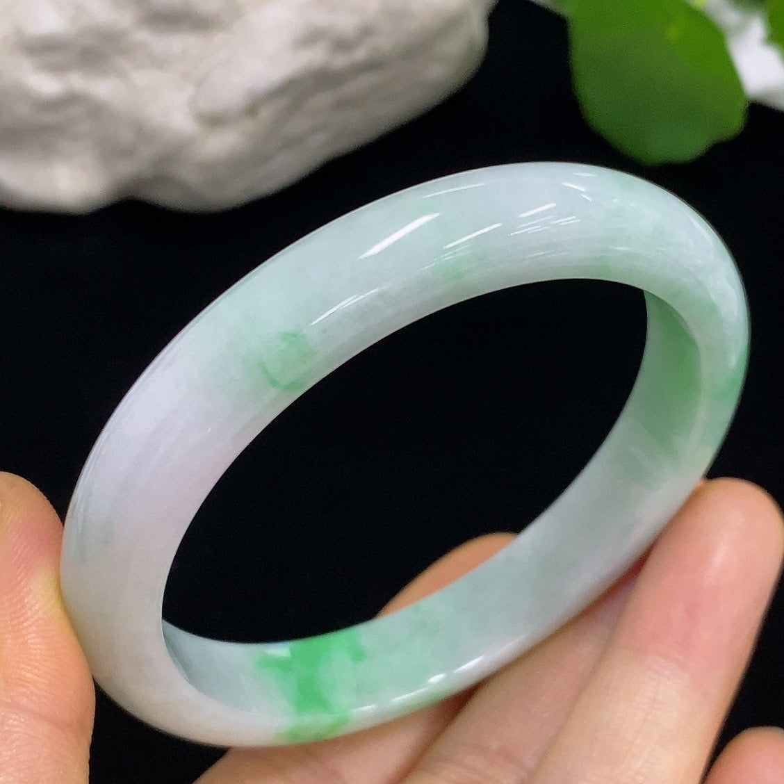 HKHQ jadeite round bangle in size 57.3 with an approximate weight of 43.82g, showcasing smooth, polished jade jewelry.