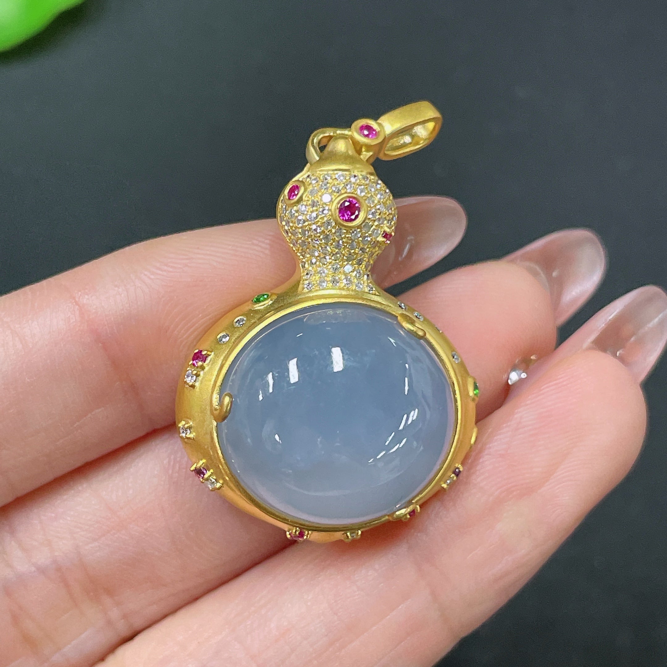 HUILIU HQ jadeite pendant with 18k gold setting and colorless diamond accents, showcasing a polished jade stone.