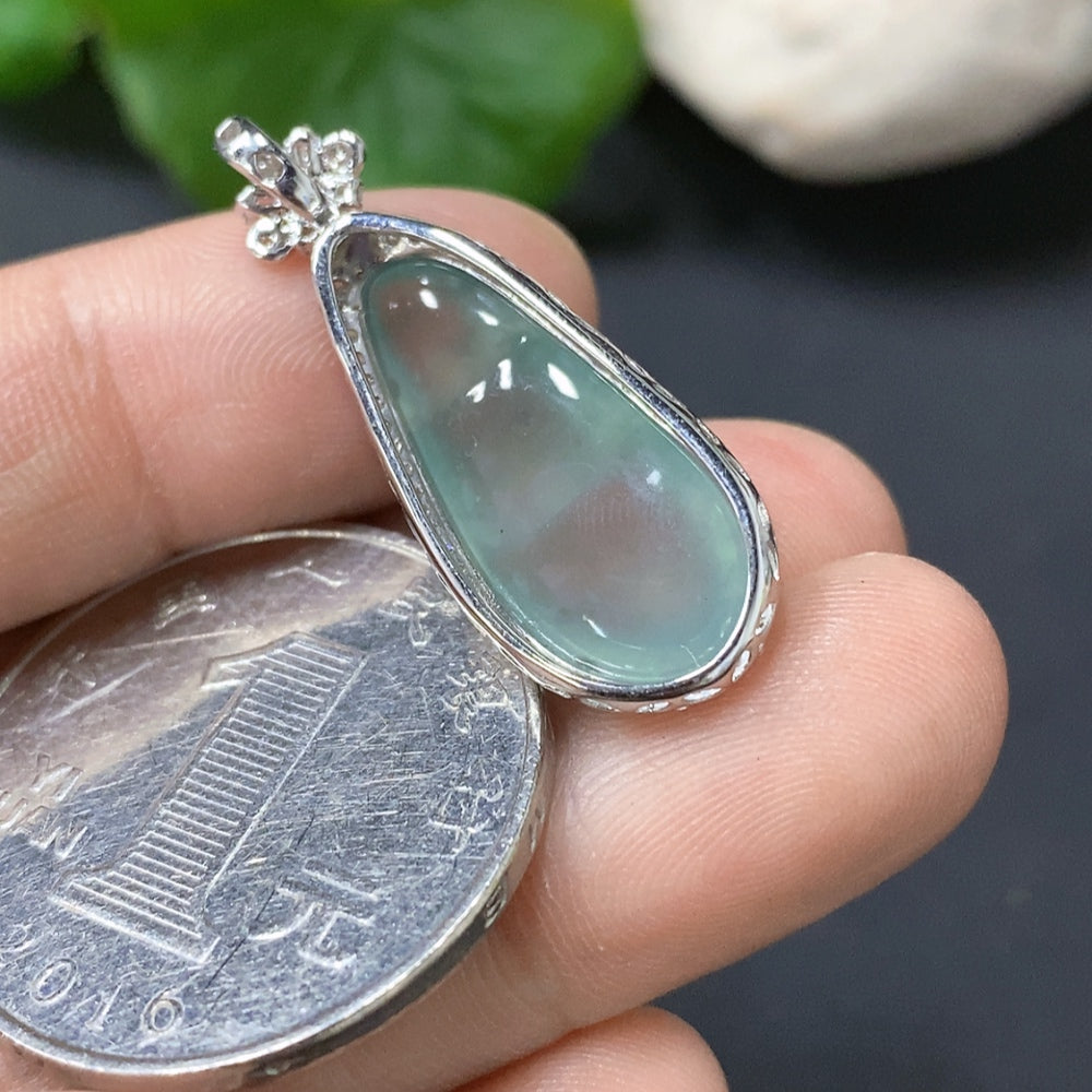 Jadeite Lucky Bean Pendant with 18K Gold Setting, Total Weight Approx. 2.5g