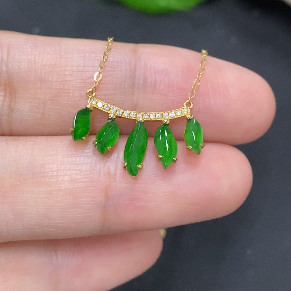 Jadeite inlaid pendant with 18K gold and diamond accents, featuring a jade jadeite stone, weight approx. 1.8g.