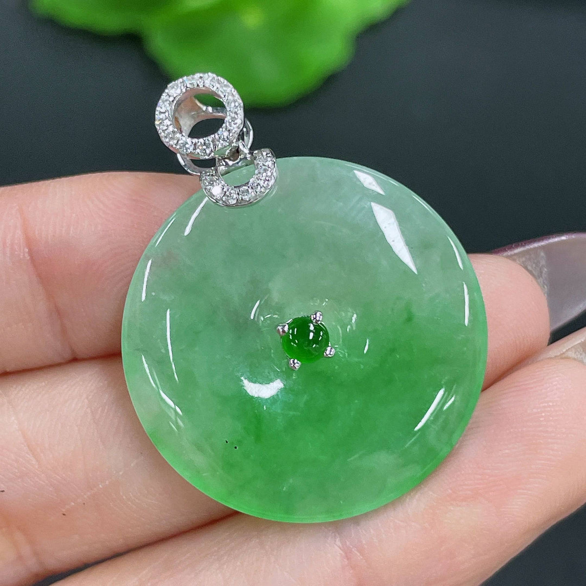 Jadeite pendant with peace knot design in 18K gold, inlaid with diamonds, from HUILIU HQ, weighing approximately 8.13 grams.