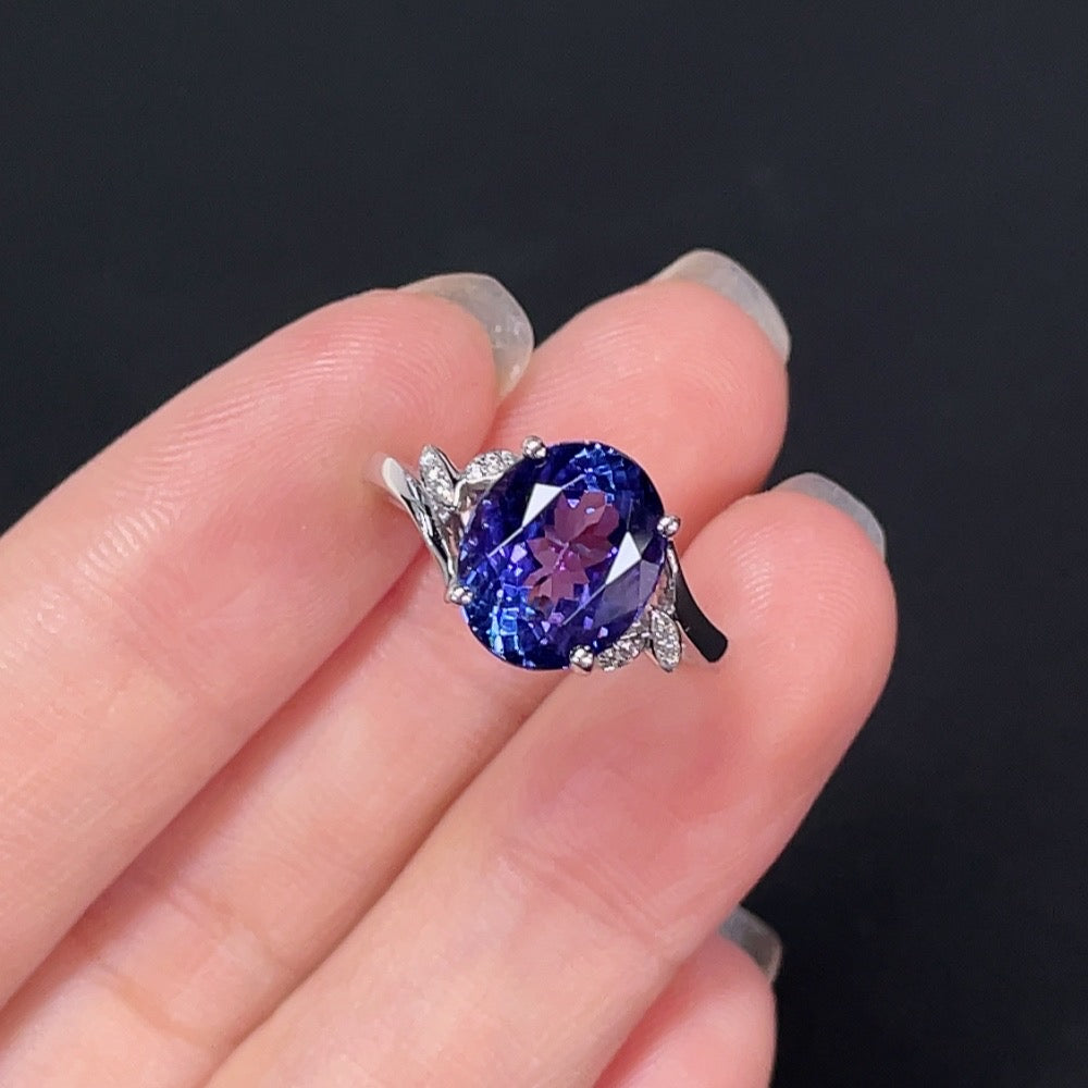 Elegant Tanzanite ring with 18K gold band, featuring a vibrant tanzanite gemstone, crafted by HKHQ.