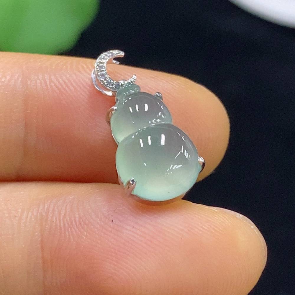 Jadeite gourd pendant with 18k gold inlay and diamond accents, weighing approximately 1.83g, from HUILIU HQ.