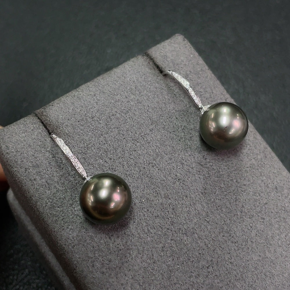 Seawater pearl earrings set in 18K gold with 11.2mm pearls, featuring elegant pearl jewelry by HKHQ.