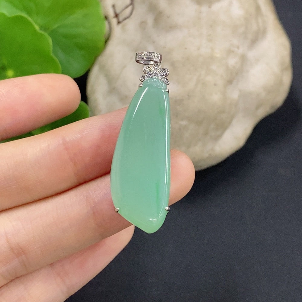 Jadeite Blessing Melon Pendant with 18K Gold and Diamond Accents, Total Weight Approx. 6.1g