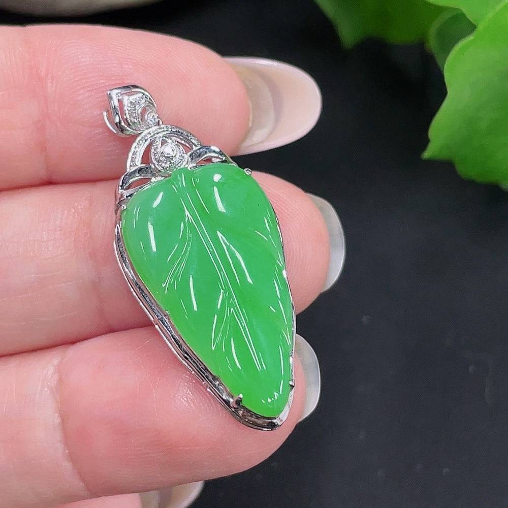 Jadeite leaf inlaid pendant with 18K gold and diamond accents, crafted by HUILIU HQ, weighing approximately 2.9 grams.