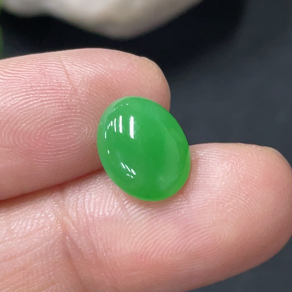 Jadeite cabochon from HUILIU HQ, approximately 0.67g, showcasing smooth, polished jade stone with vibrant green color.