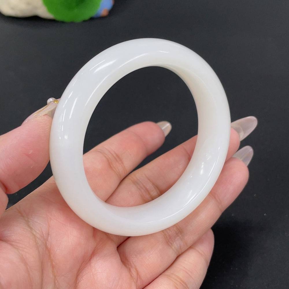 Huiliu HQ Hetian Jade round bracelet featuring smooth, polished jade beads with a natural luster and elegant design.