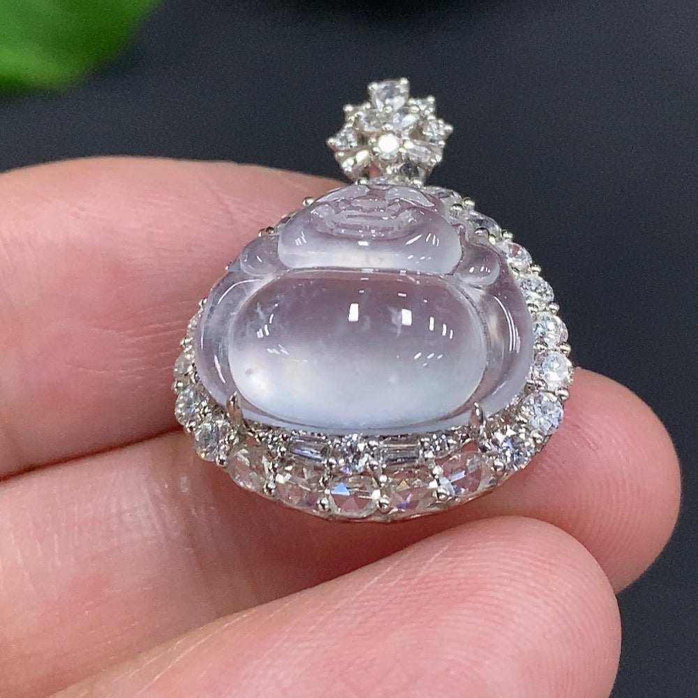 Jadeite Buddha pendant with 18K gold setting and diamond accents, crafted by HUILIU HQ, weighing approximately 4.3 grams.