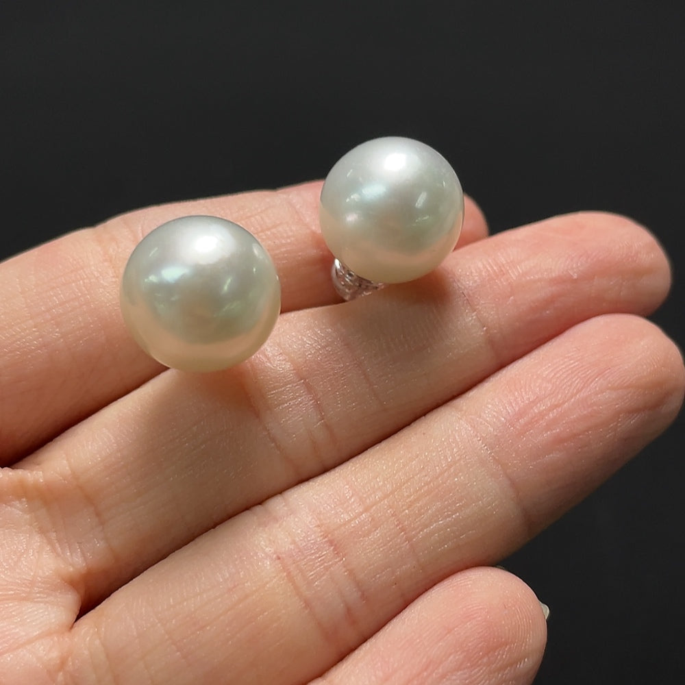 Saltwater pearl earrings with 18K gold setting from HKHQ, featuring lustrous pearls and elegant design.