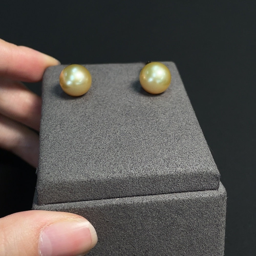 Seawater pearl earrings set in 18k gold, approximately 12mm in size, total weight about 6.76g, color origin undetermined