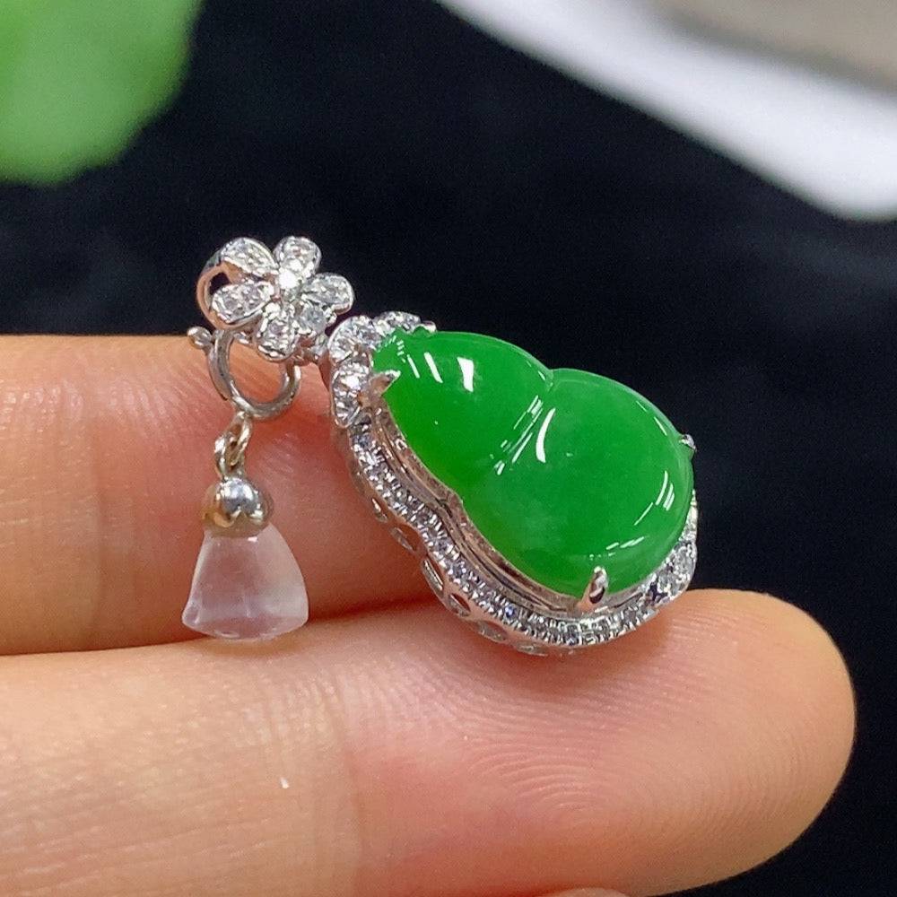 Jadeite gourd pendant with 18k gold inlay and diamond accents, weighing approximately 2.4g, from HUILIU HQ.