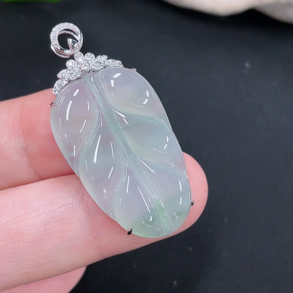 HUILIU HQ jadeite pendant shaped like a leaf with diamond accents, 18k gold setting, weighs approximately 4.34g.