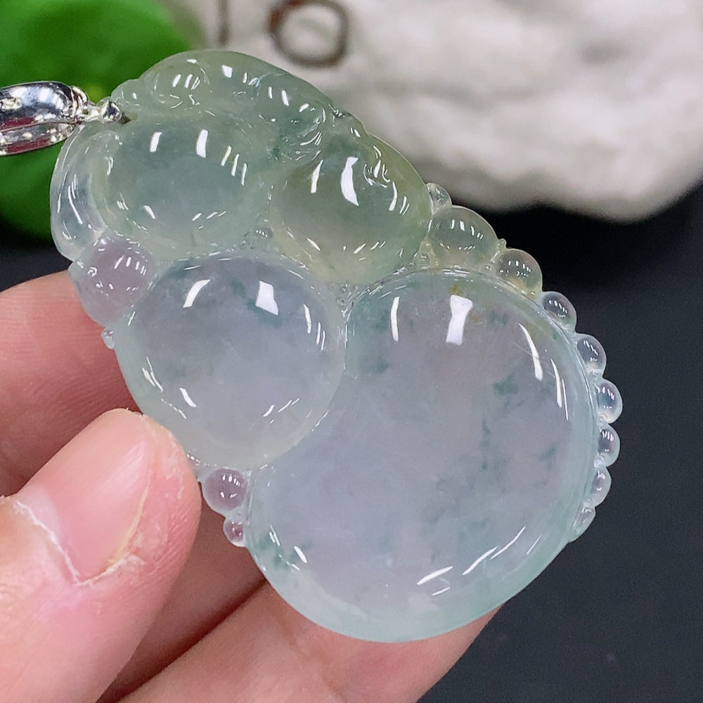 Jadeite Gourd Pendant with 18K Gold Clasp, Total Weight Approximately 26.3g