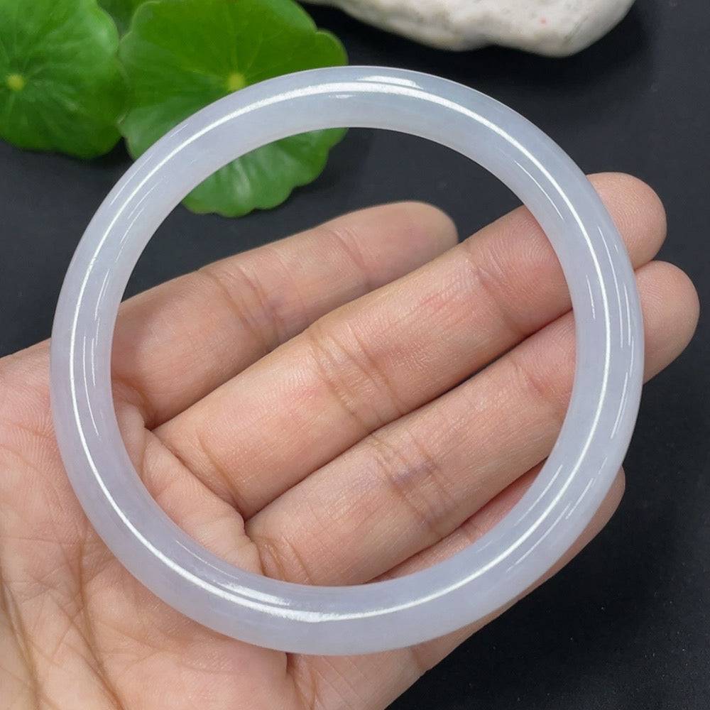 HUILIU HQ jadeite round bangle, 53.5mm diameter, smooth green jade, weight approx. 24.82g, close-up of polished jewelry piece