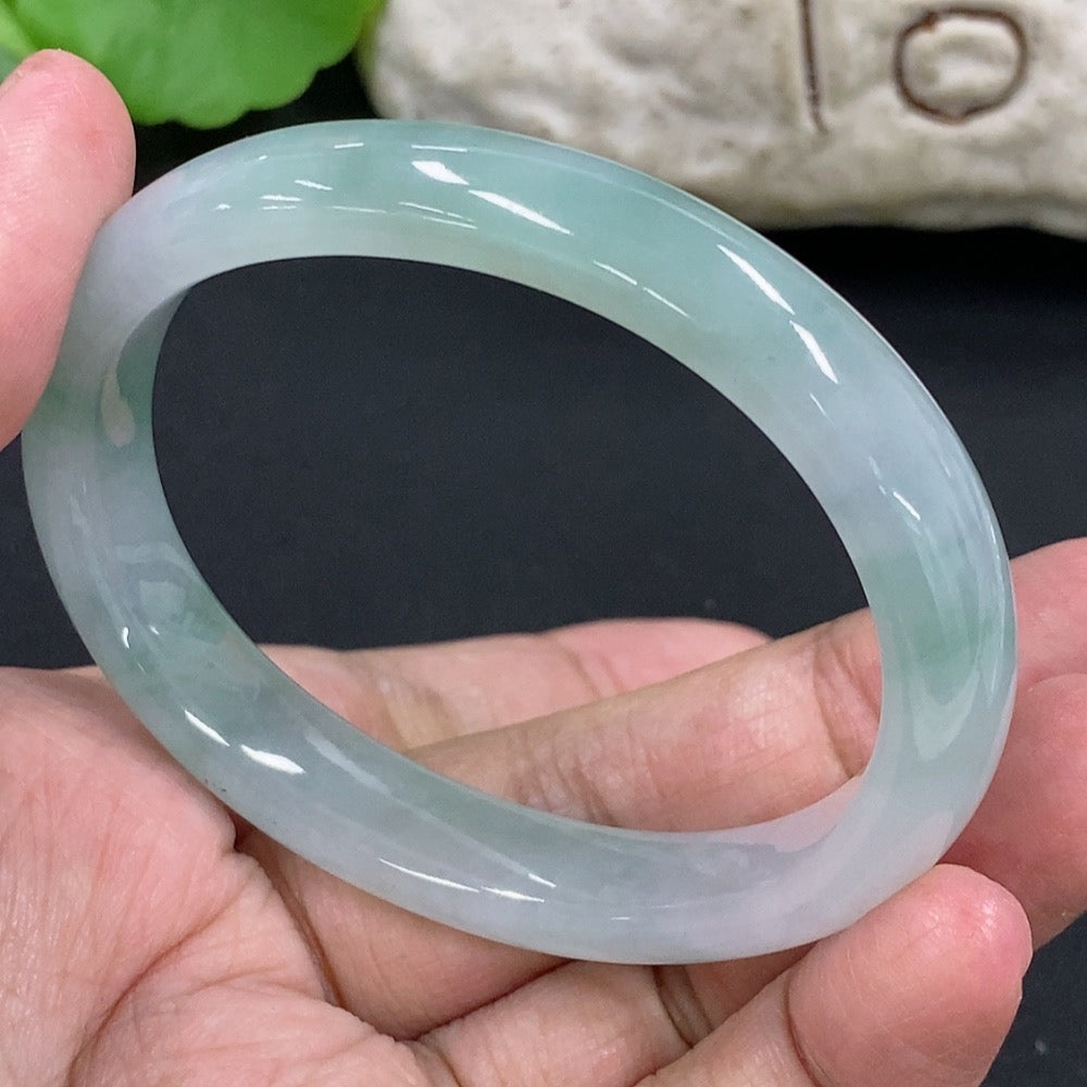 HKHQ Jadeite Concubine Bracelet in size 53.4/44.6 with a total weight of 32.7g, featuring smooth jadeite beads.