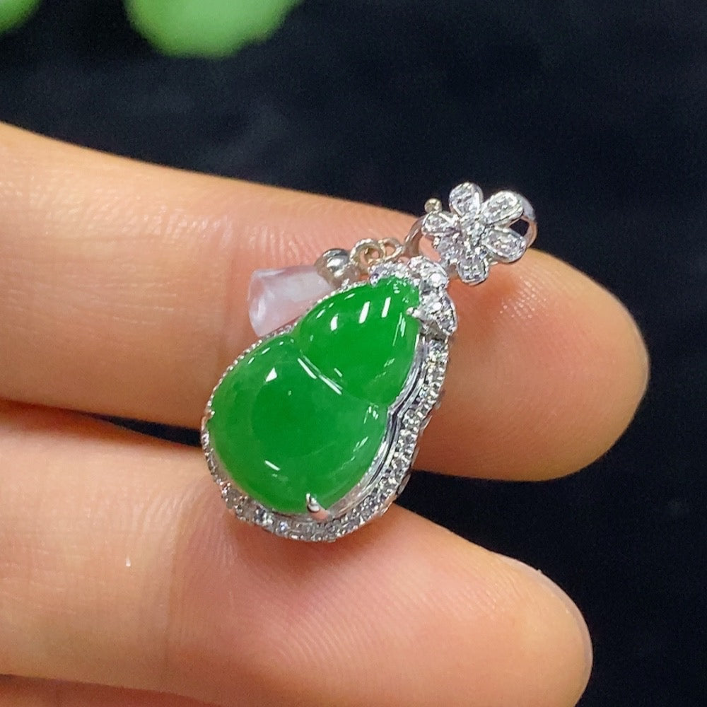 Jadeite gourd inlaid pendant 18k with diamond, total weight about 2.4g