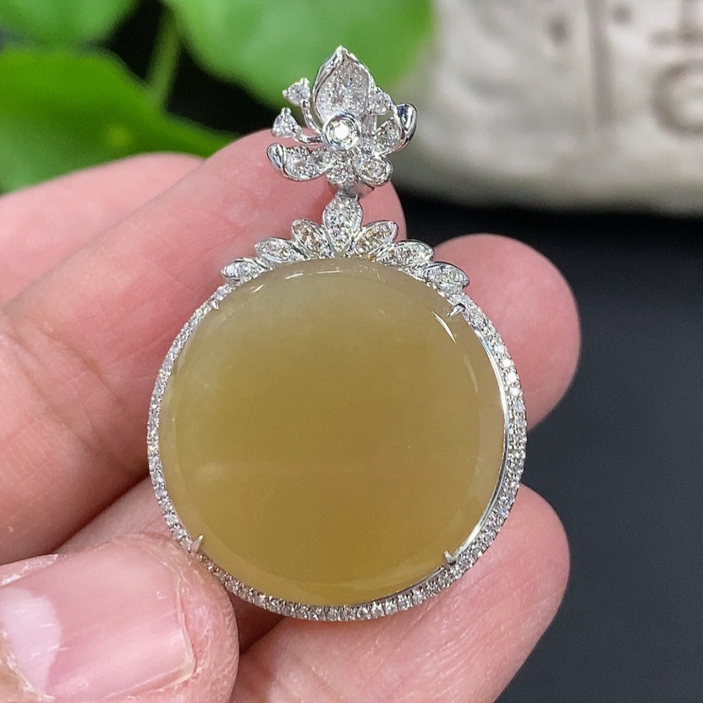 Jadeite Buddha Pendant with 18K Gold Clasp, Total Weight Approximately 4.5g, Set with Diamonds